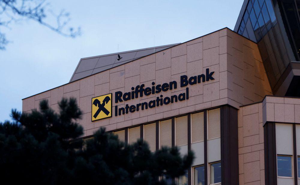 Raiffeisenbank postpones exit from Russia. It hopes the war will end sooner-Reuters