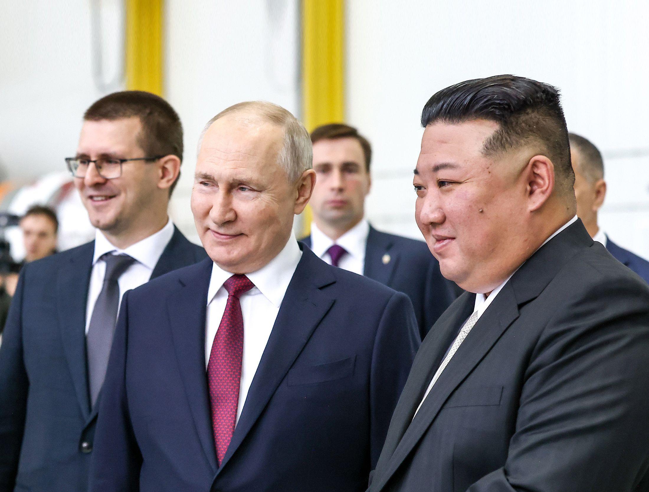Путин подарил Ким Чен Ыну перчатку от космического скафандра и российский карабин