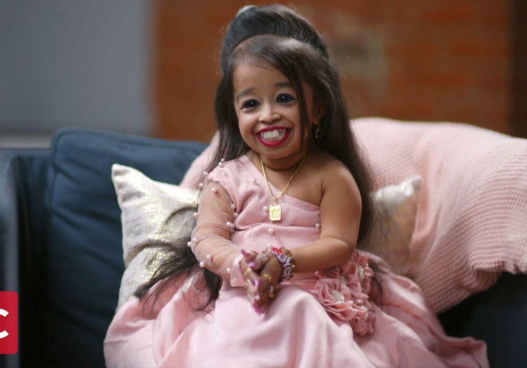 The world's shortest woman sets another record