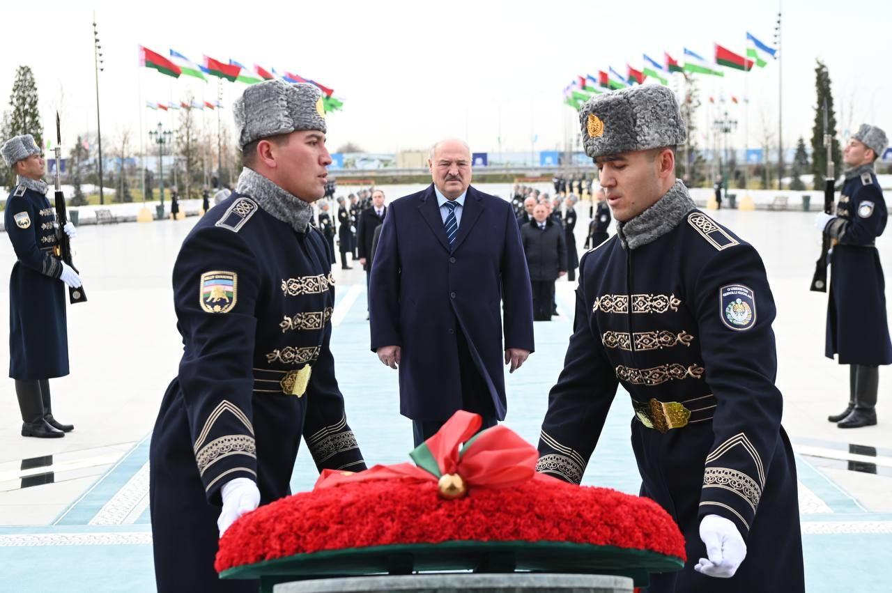 Aleksandr Lukashenko “Yangi O‘zbekiston” bog‘idagi Mustaqillik monumenti poyiga gul qo‘ydi