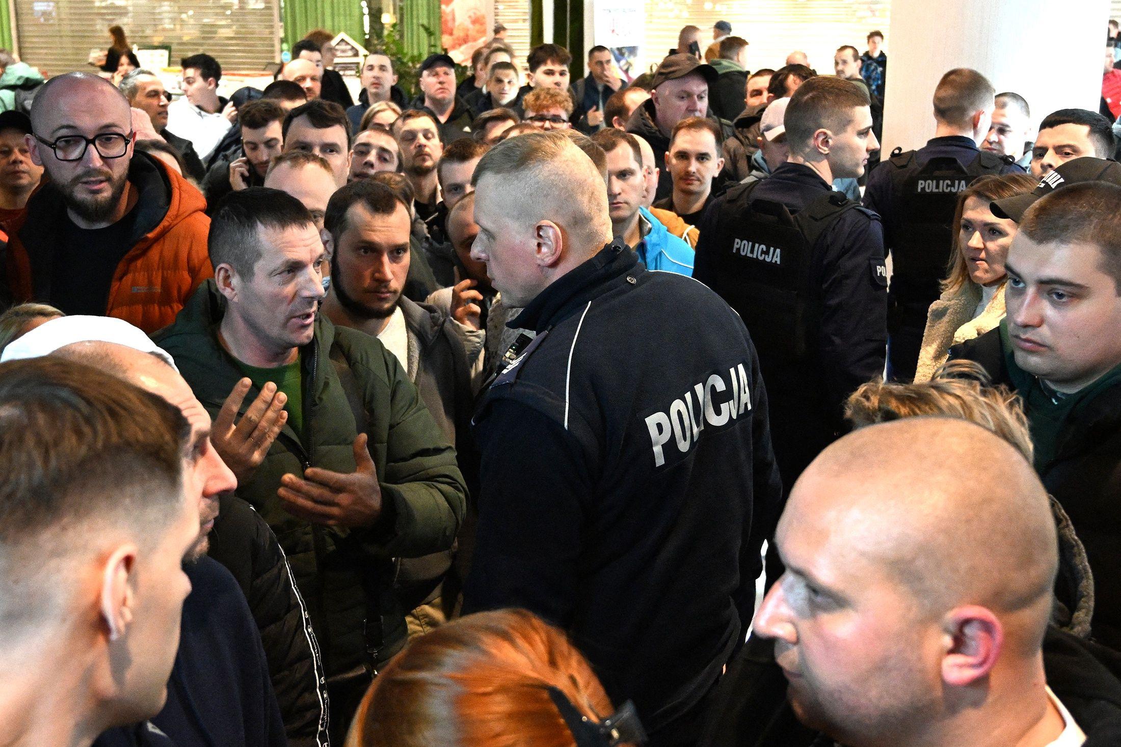 300 Ukrainians blocked passport service in Warsaw