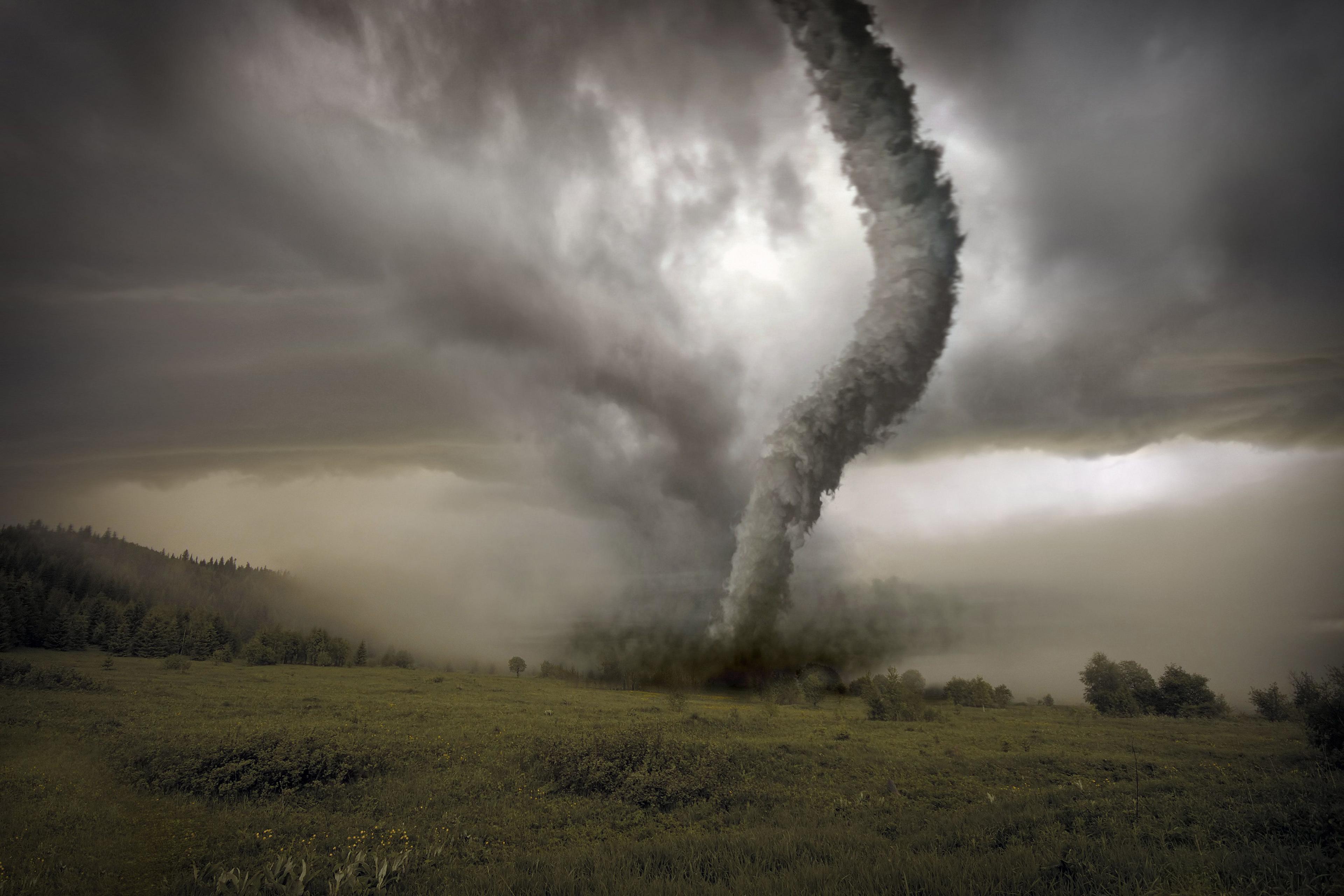 In three US states, powerful tornadoes are occurring