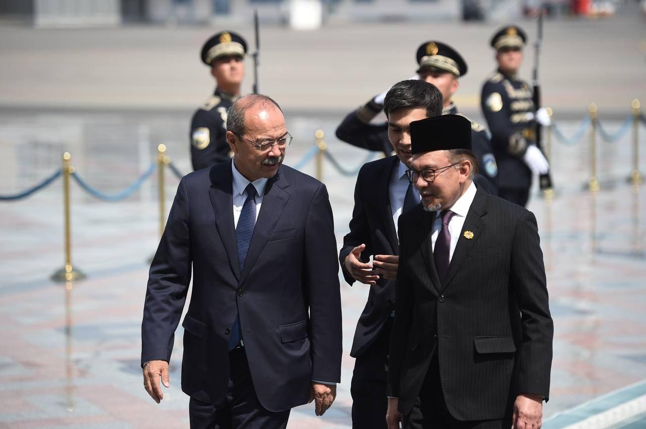 Премьер-министр Малайзии прибыл в Узбекистан с официальным визитом