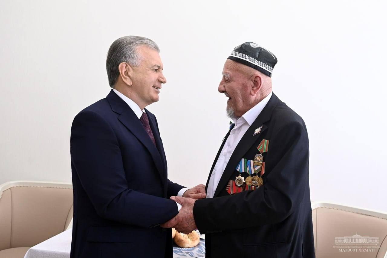Президент Узбекистана Шавкат Мирзиёев навестил ветеранов войны
