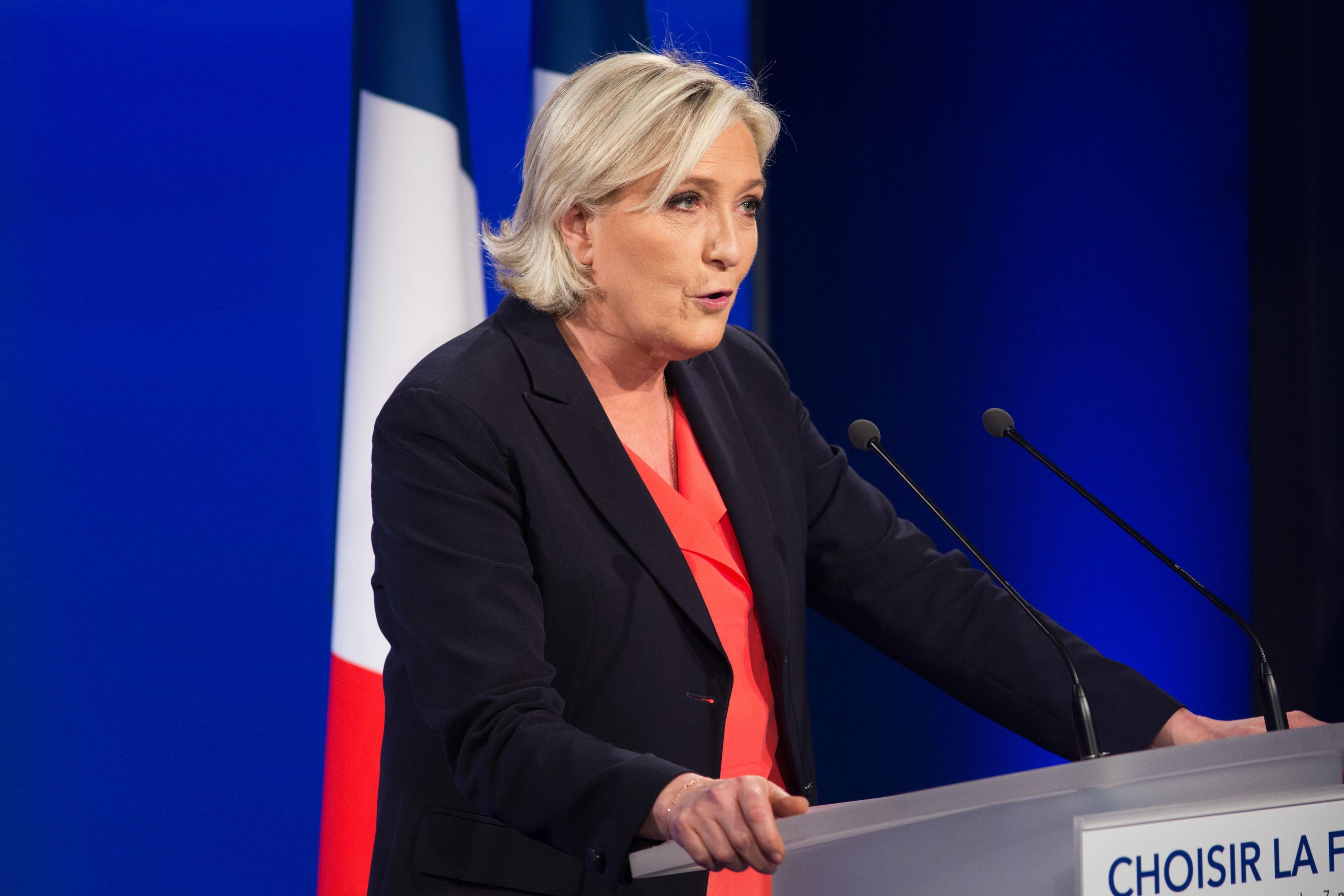 180 dan ortiq nomzod Le Pen partiyasiga qarshi kurash uchun Fransiyadagi saylovlardan chiqdi