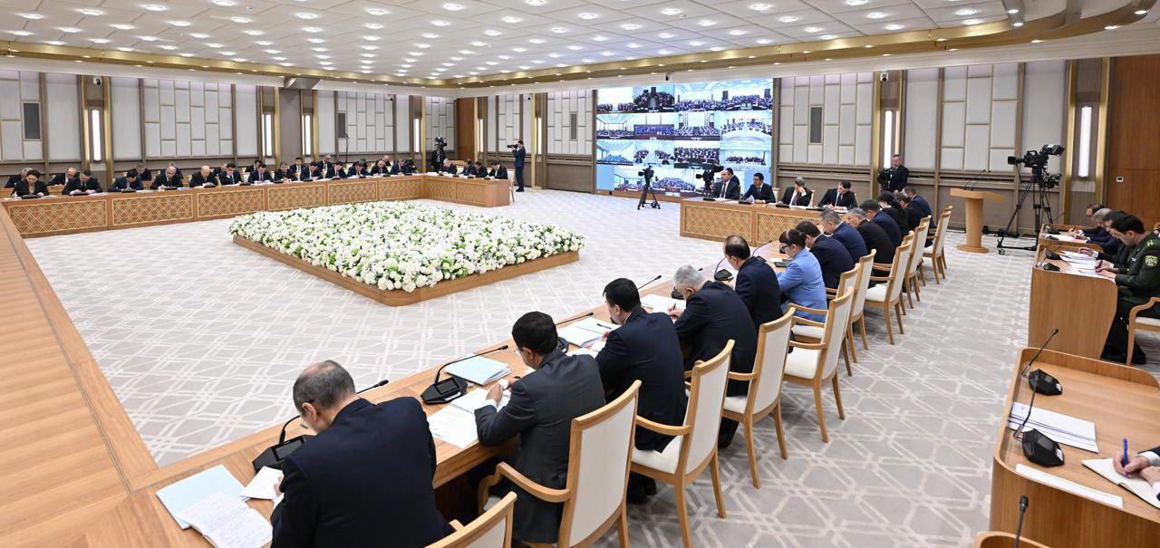 Prezident Shavkat Mirziyoyev videoselektorda bir hokimni ishdan oldi, 16 ta tuman hokimiga hayfsan berdi