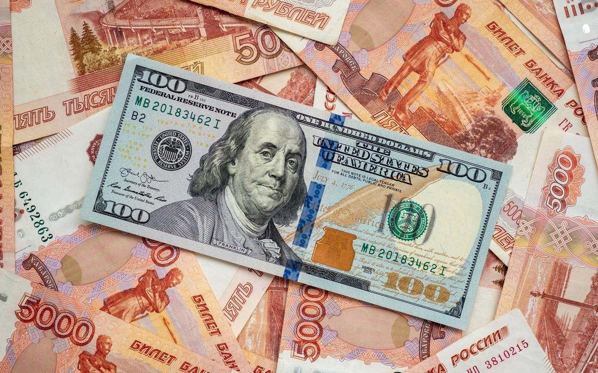 Узбекистанцы больше всего валюты завезли из России