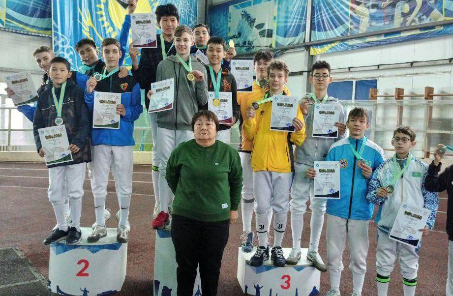 На турнире по фехтованию в Казахстане наши спортсмены заняли первое место