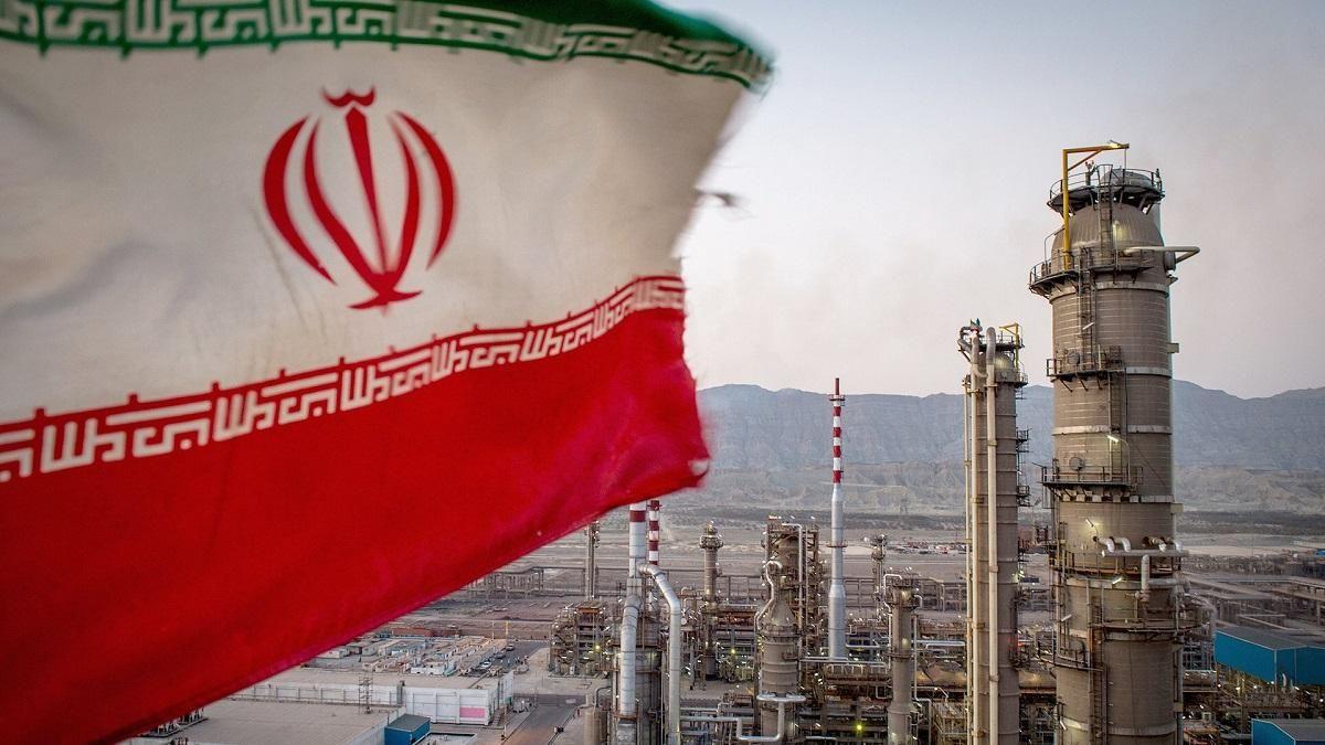 Иран повышает цены на нефть для КНР и снижает объем поставок