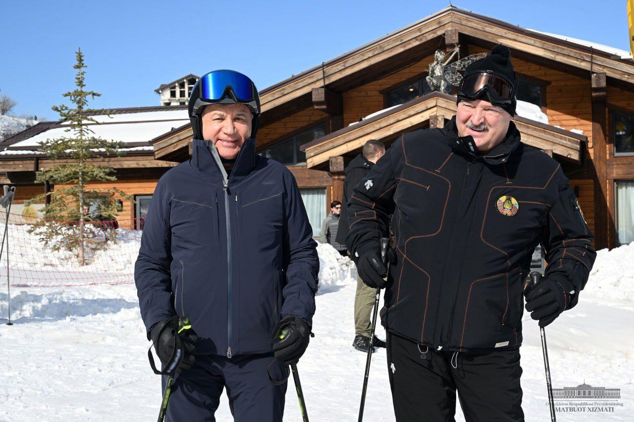 Шавкат Мирзиёев и Александр Лукашенко покатались на лыжах в горнолыжном комплексе «Амирсой»